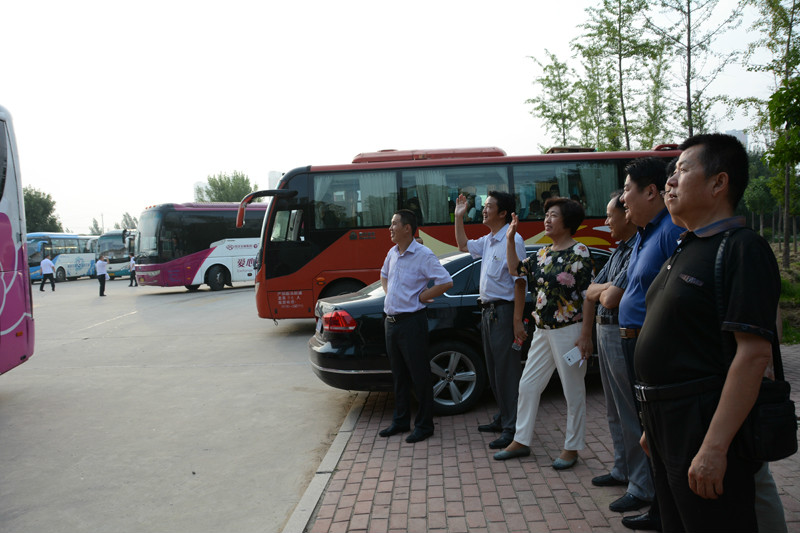365足球2014级4517名学生奔赴各教学实习基地