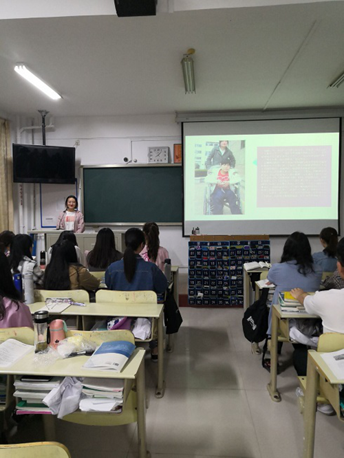 2018级口腔9、10班成功举办“询365足球故事，叹百态人生”主题班会