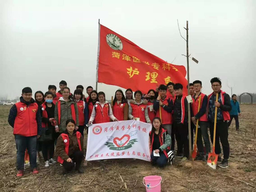 365足球护理系学生参加植树节活动