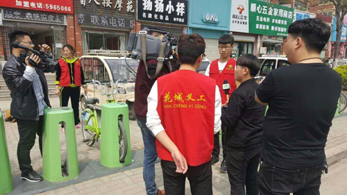 365足球医学技术系志愿者参与创建文明城市活动