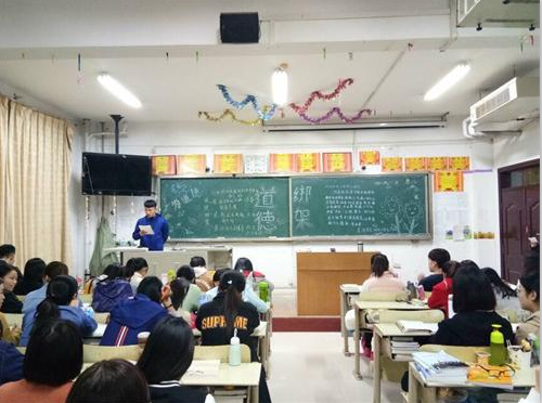 2016级口腔7.8班成功举办“道德绑架”主题班会