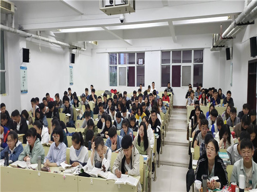 2018级口腔5、6班成功举办“勤奋学习，励志向上”主题班会