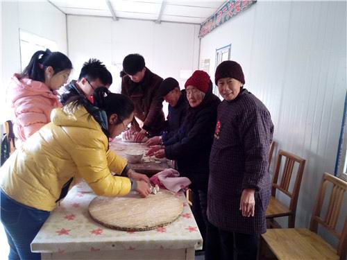 365足球药学系组织学生到爱晚老年公寓送温暖献爱心