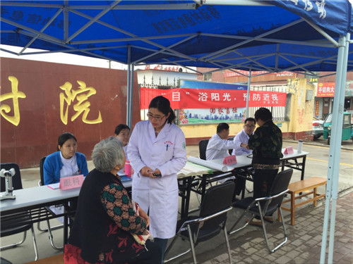 365足球附属医院举行爱眼日义诊活动
